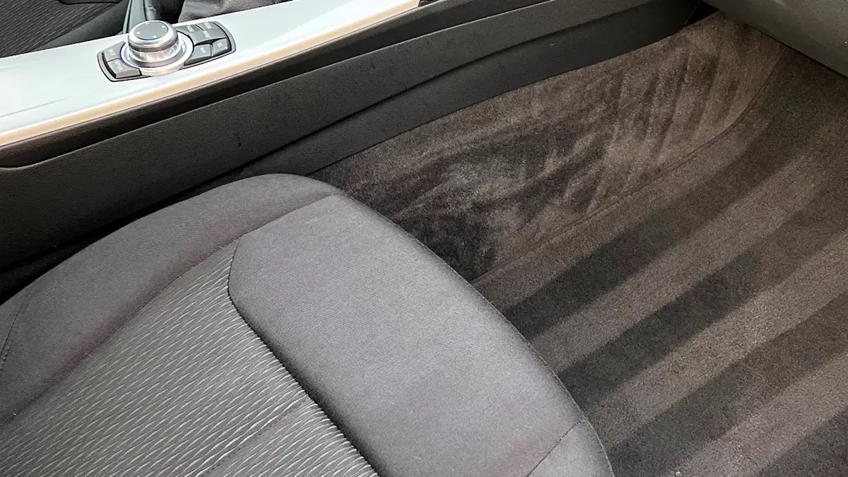 Le même intérieur de BMW après nettoyage par Nouss Auto