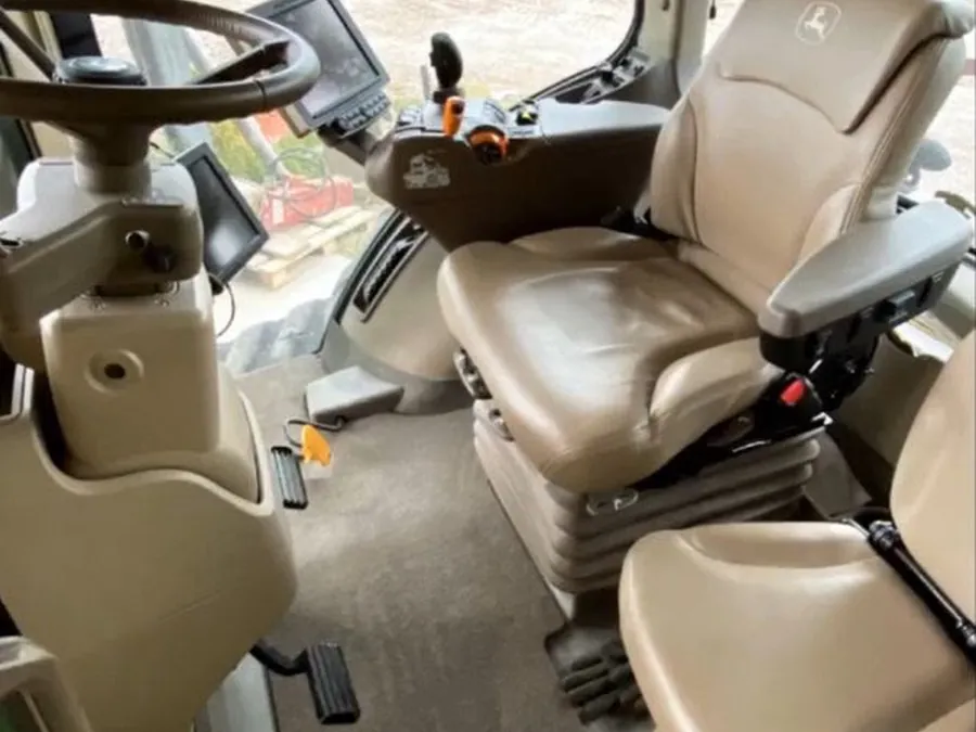 Cabine de tracteur nettoyée par Nouss Auto sur une exploitation agricole