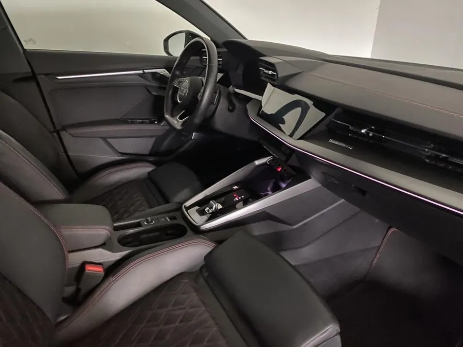 Intérieur de voiture entièrement nettoyé par Nouss Auto avant une mise en vente