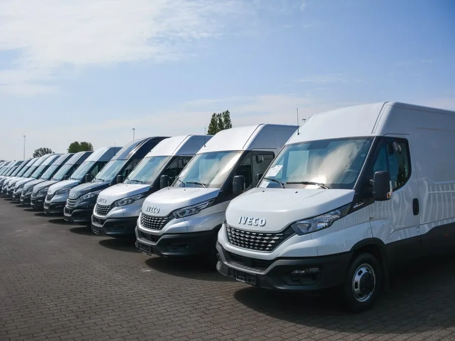 Flotte d'utilitaires professionnels alignés, nettoyés par Nouss Auto