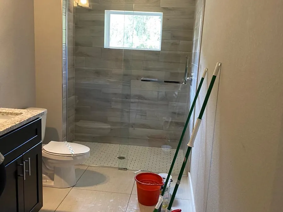 Salle de bain nettoyée par Nouss Auto dans le cadre d'une demande sur mesure