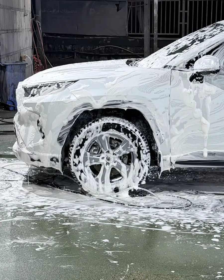 SUV couvert de mousse au canon à mousse par Nouss Auto à Bar-le-Duc