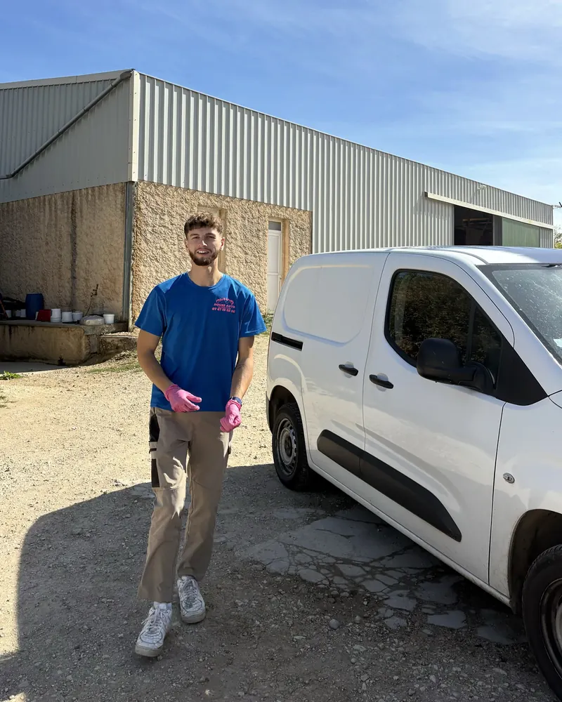 Noa Flosse, fondateur de Nouss Auto, devant son véhicule d'intervention à Bar-le-Duc