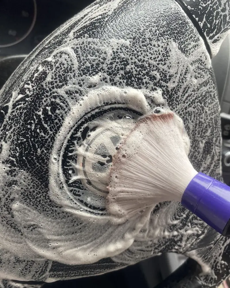 Jante nettoyée à la brosse et à la mousse par Nouss Auto